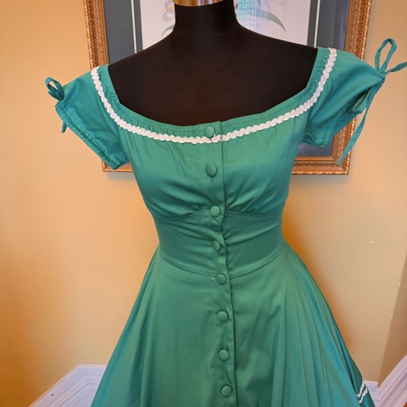 Chic Green Midi Dress with White Accents - Picture 3 of 8